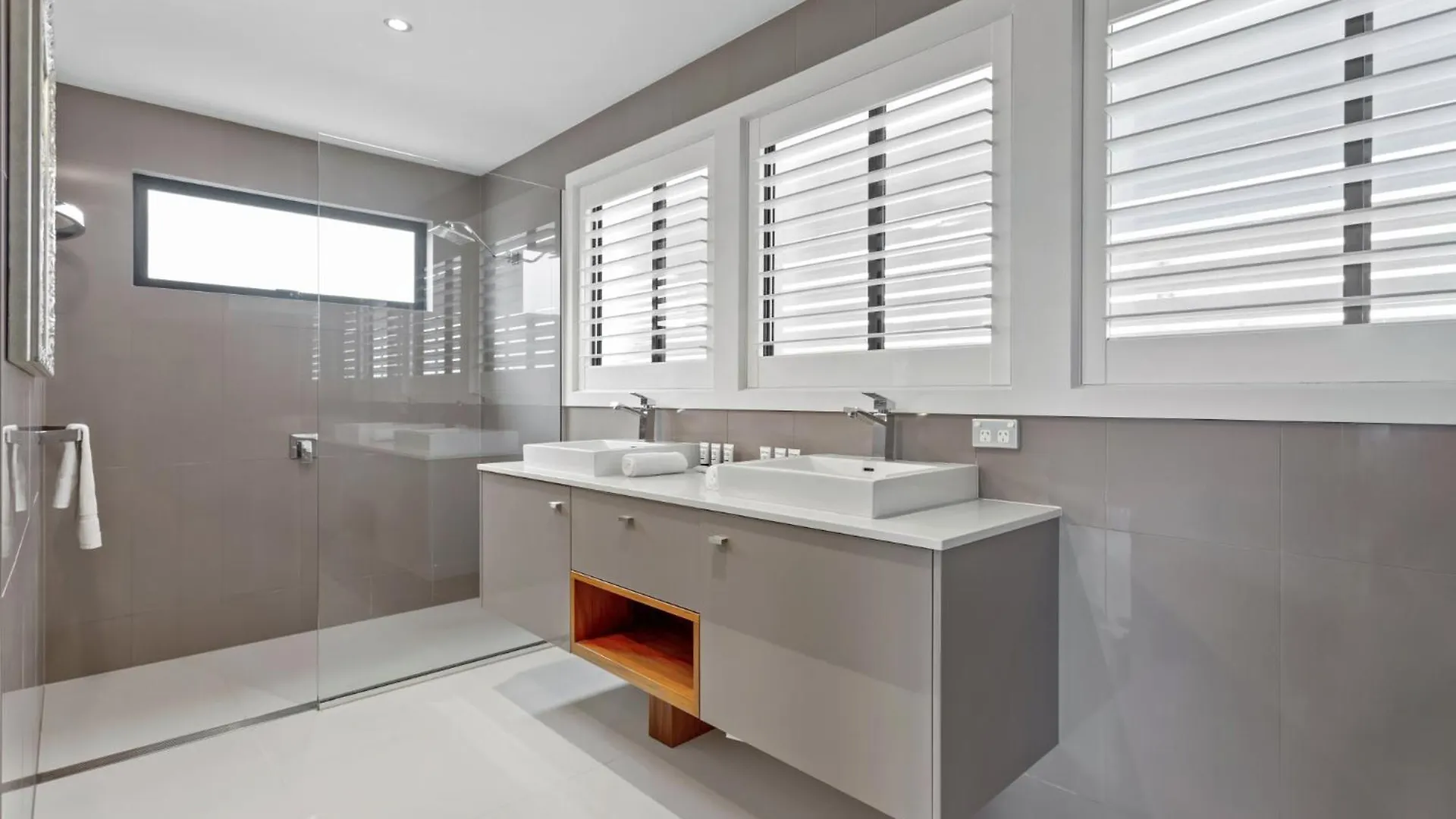 Holiday home Beachfront 3-Bed With Private Pool & Fireplace Parrearra Australia