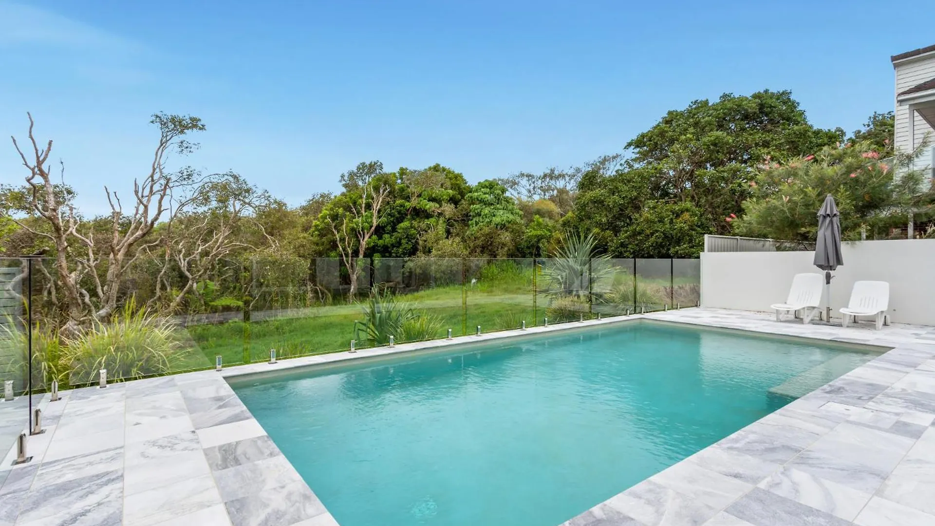 Holiday home Beachfront 3-Bed With Private Pool & Fireplace Parrearra