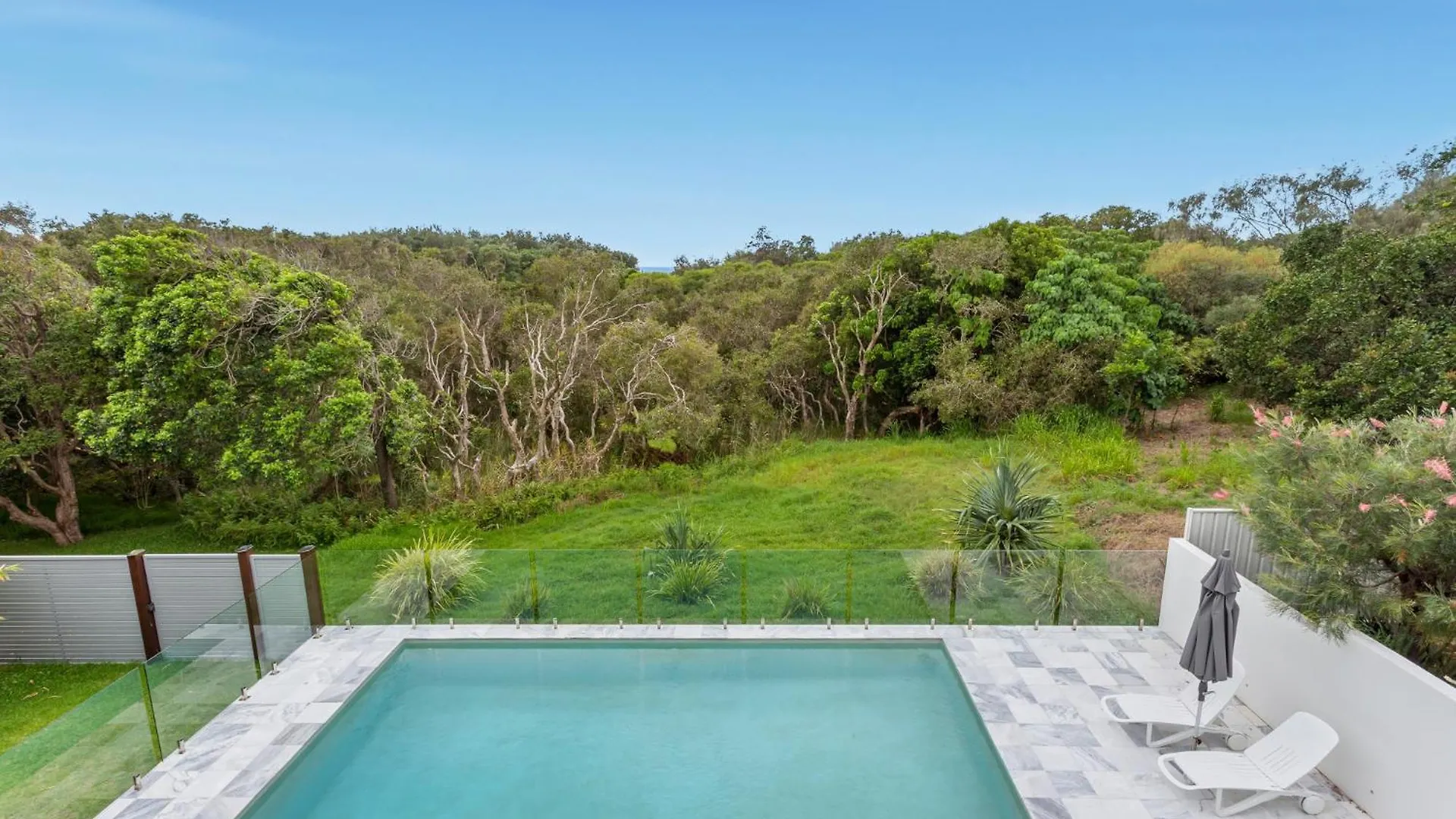 Beachfront 3-Bed With Private Pool & Fireplace Parrearra Australia